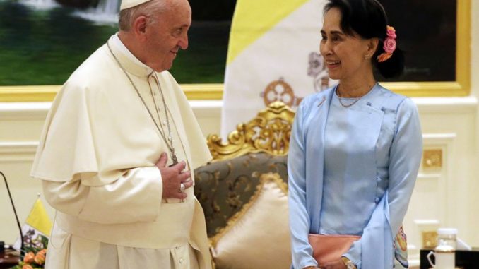 Pope-with-Aung-San-Suu-Kyi