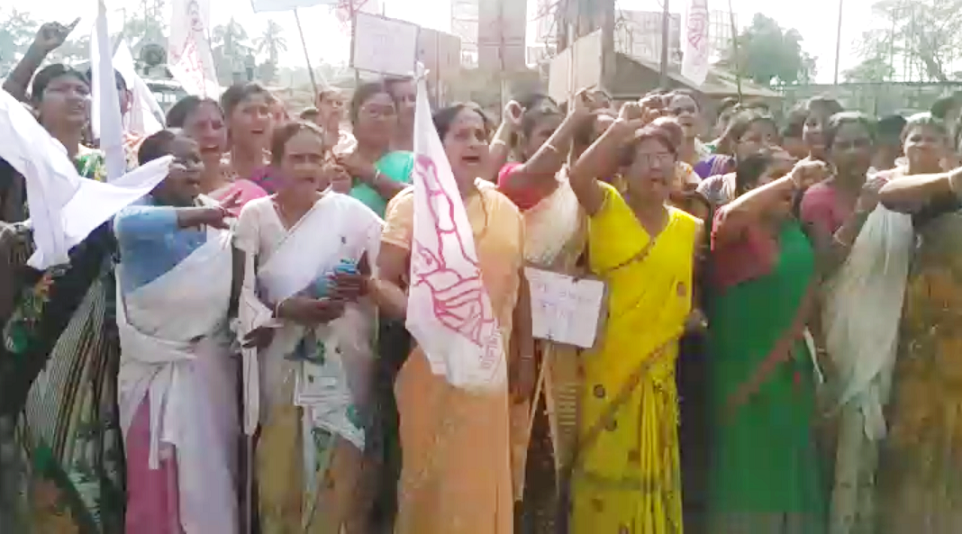 Members of AIDWA protest demanding arrest of a minor's rapist.