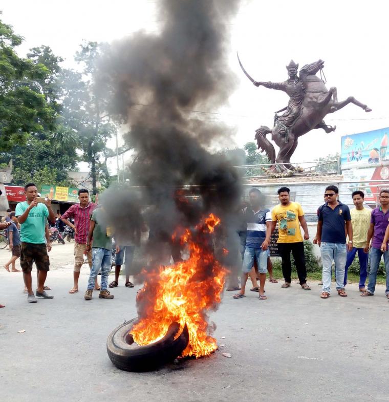 07-09-17 Abhayapuri- AKRASU protest burn tyre