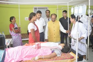 Guv visits patrients
