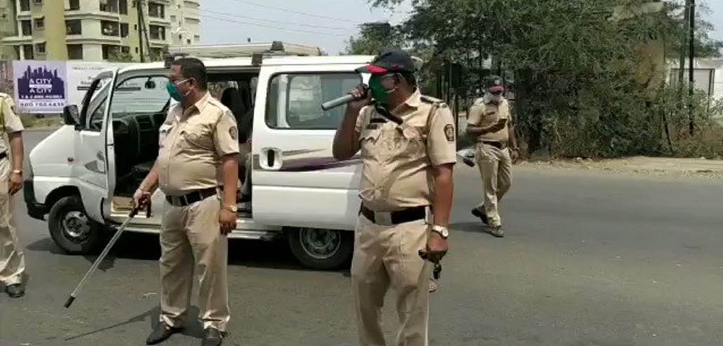 Maharashtra cop singing song urging people to stay indoors. Image source: Twitter