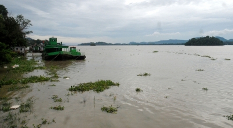 Assam Nalbari Assam Assam: Brahmaputra overflowing Maijan ring bund in Dibrugarh