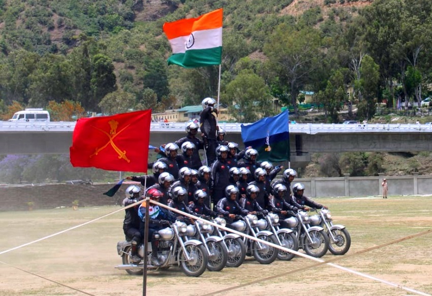 Indian Army’s motorcycle stunts leave soldiers and locals awestruck in ...