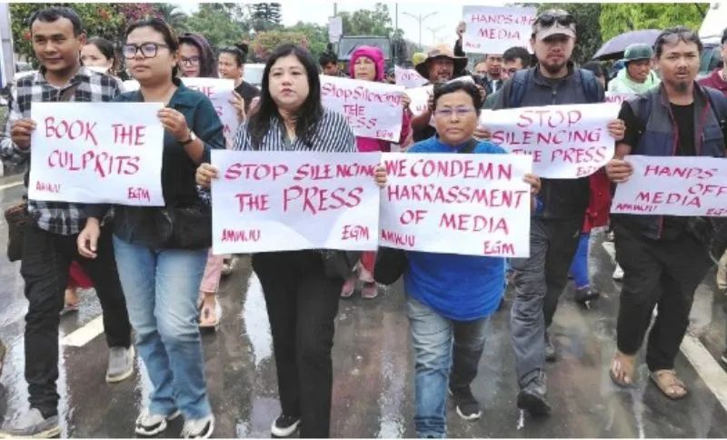 来自曼尼普尔邦的记者抗议新闻自由违反新闻自由，抵制政府