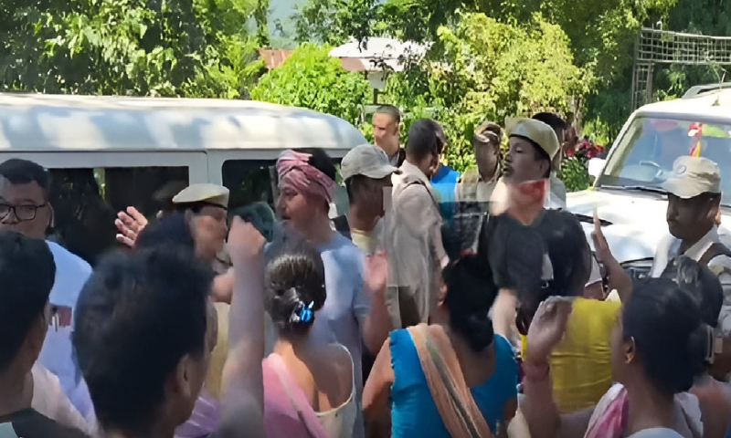 Tension continues along Assam-Arunachal border after armed man confronts locals